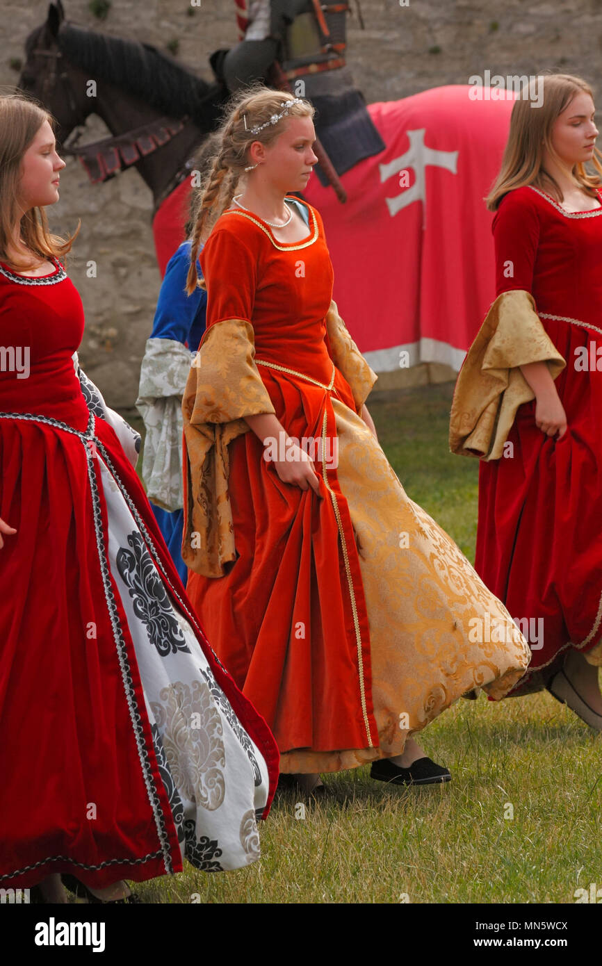 Ancienne danse show. Groupe de danse ancienne d'un château Szydlow (Zespol Tanca Dawnego Szydlow Zamku). 'Knight's tournoi avec Plum'. Szydlow, Pologne. Banque D'Images