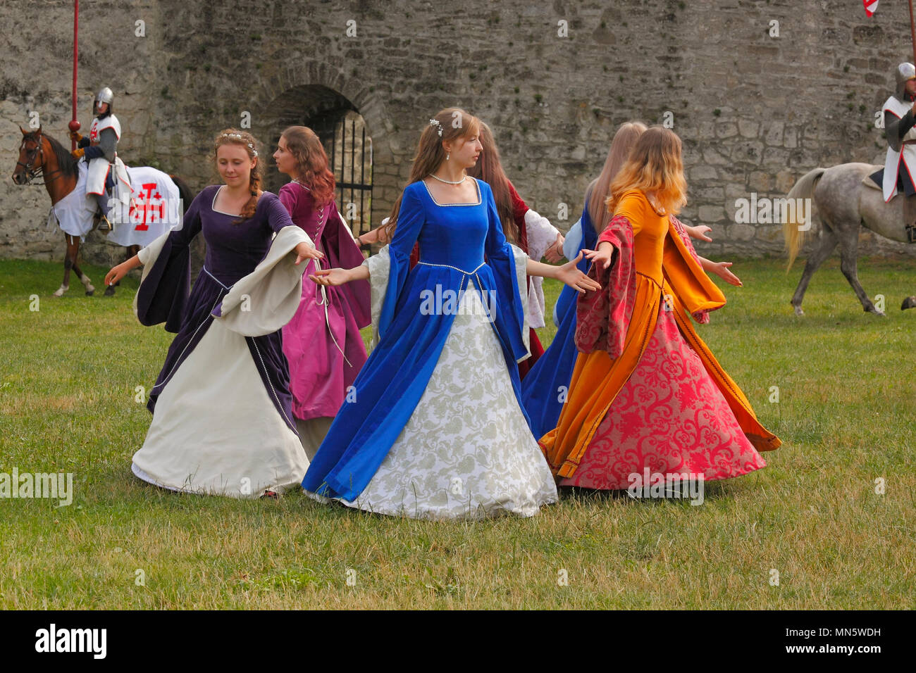 Ancienne danse show. Groupe de danse ancienne d'un château Szydlow (Zespol Tanca Dawnego Szydlow Zamku). 'Knight's tournoi avec Plum'. Szydlow, Pologne. Banque D'Images