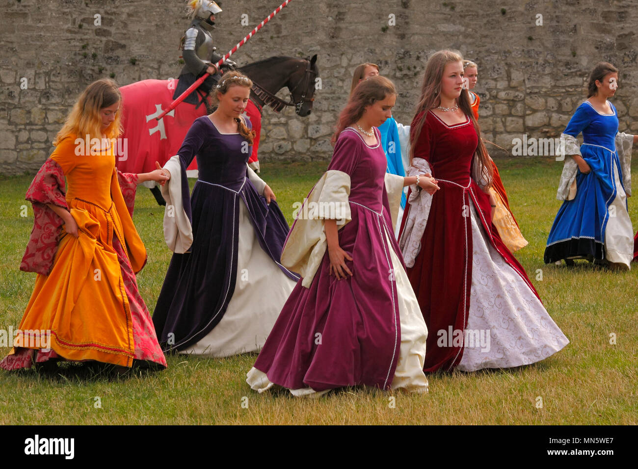 Ancienne danse show. Groupe de danse ancienne d'un château Szydlow (Zespol Tanca Dawnego Szydlow Zamku). 'Knight's tournoi avec Plum'. Szydlow, Pologne. Banque D'Images