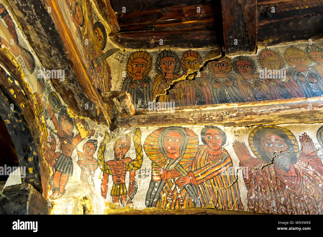 Des scènes bibliques : top : Anciens de l'Apocalypse, bas : Mary et John apostel lors de la crucifixion, église rupestres Petros et Paulus, du Tigré, en Ethiopie Banque D'Images