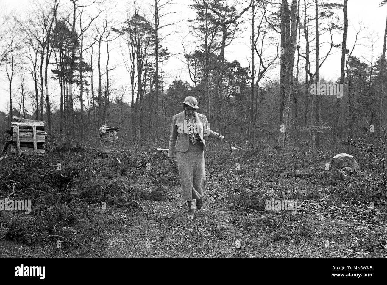 Élégamment vêtue dame balade dans la Forêt Noire en Allemagne 1934 Banque D'Images