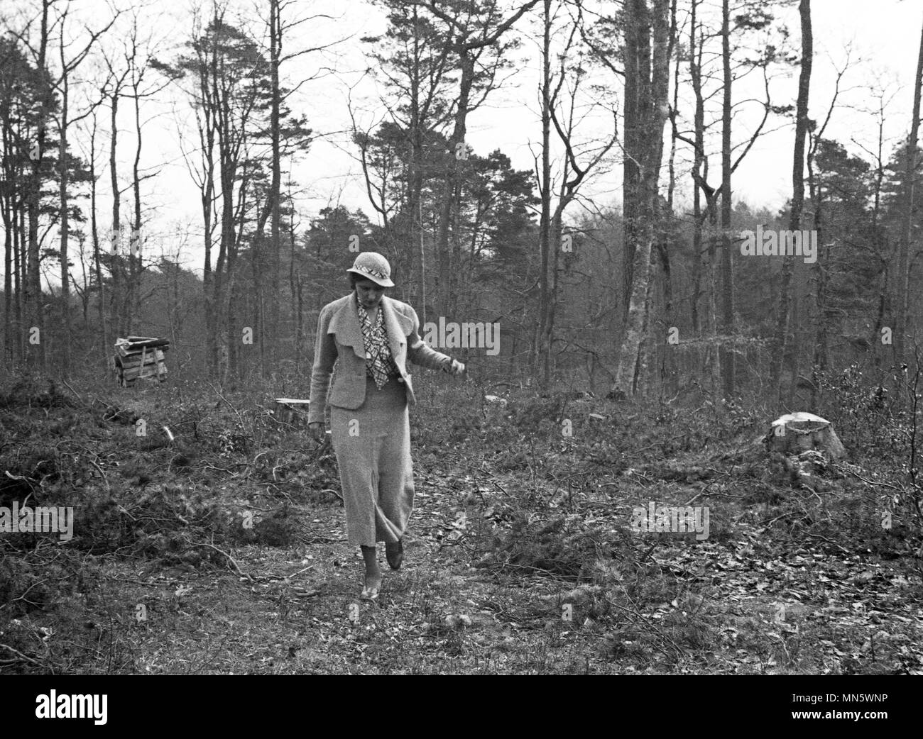 Élégamment vêtue dame balade dans la Forêt Noire en Allemagne 1934 Banque D'Images