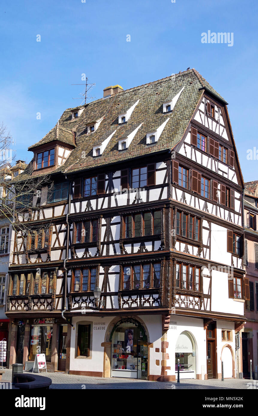 N° 11 Place St Etienne, Strasbourg, Alsace, France, un grand quatre étages, plus 3 greniers, colombages médiéval dans le centre-ville Banque D'Images