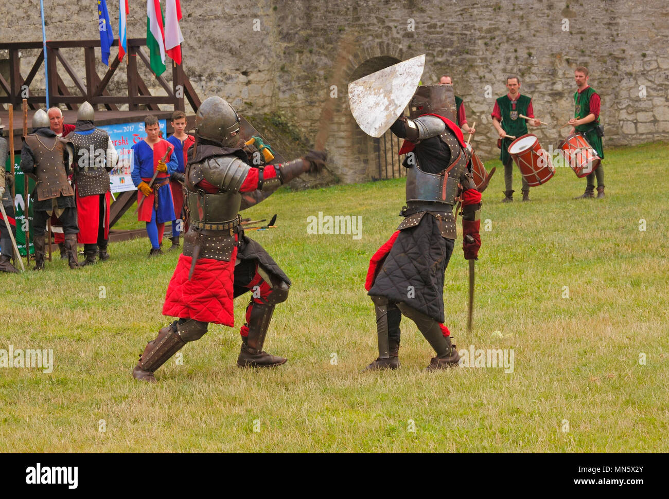 La lutte contre les guerriers d'infanterie montrent par des membres de l'ordre de chevalerie de Saint Georges de Visegrad (Hongrie). 'Knight's tournoi avec Plum'. Szydlow, Pologne. Banque D'Images