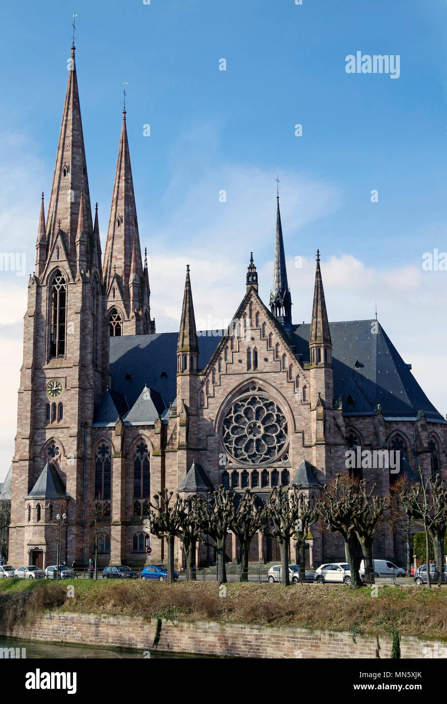 St Paul's Church protestante Strasbourg, à l'extrémité sud de l'île  Sainte-Hélène, une belle église néo-gothique avec des tours jumelles et ses  flèches sur W Photo Stock - Alamy