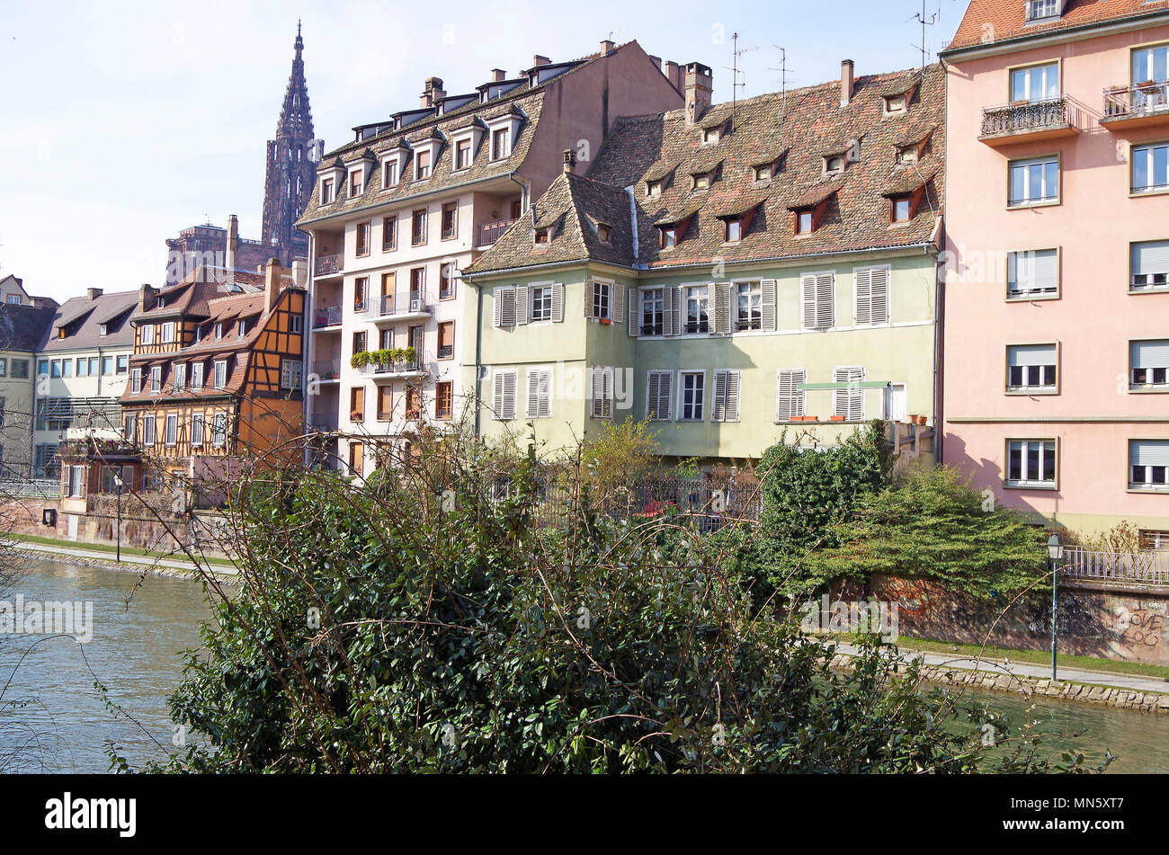 Bâtiments colorés auxquels l'Ill près du centre de Strasbourg un mélange d'ancien et de nouveau, à colombages et greniers riled raide avec de petits gables Banque D'Images