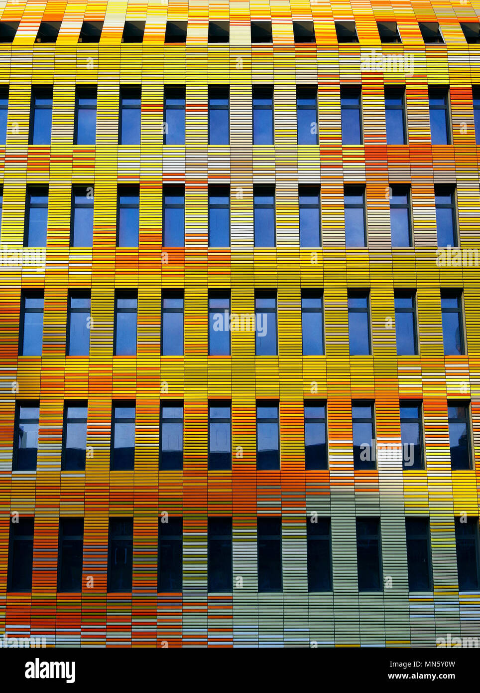Strasbourg France, bâtiment de couleur vive pour le Centre pour la recherche biomédicale de l'Hôpital Universitaire de Strasbourg, CHU. Banque D'Images