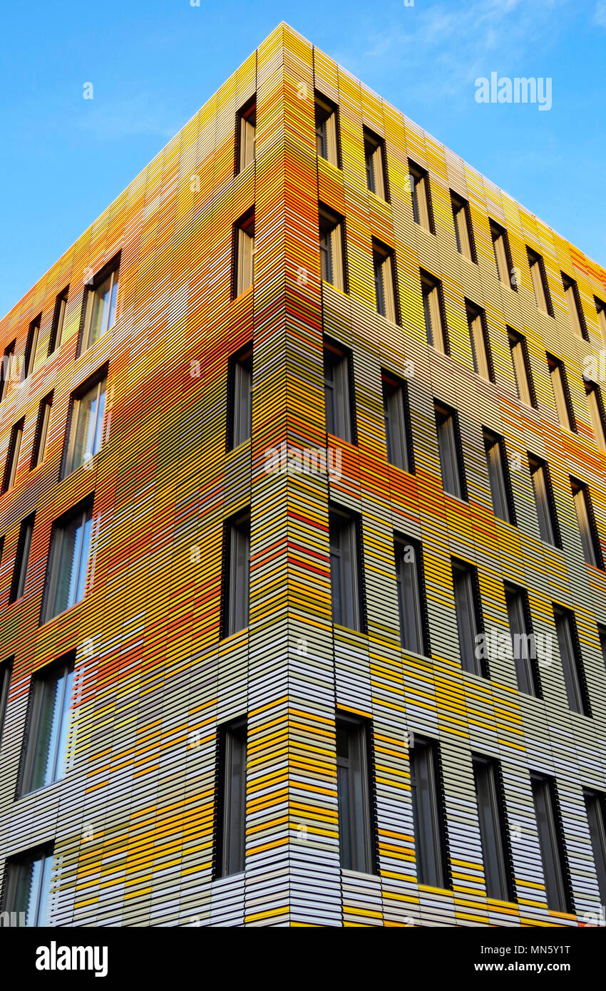 Strasbourg France, bâtiment de couleur vive pour le Centre pour la recherche biomédicale de l'Hôpital Universitaire de Strasbourg, CHU. Banque D'Images
