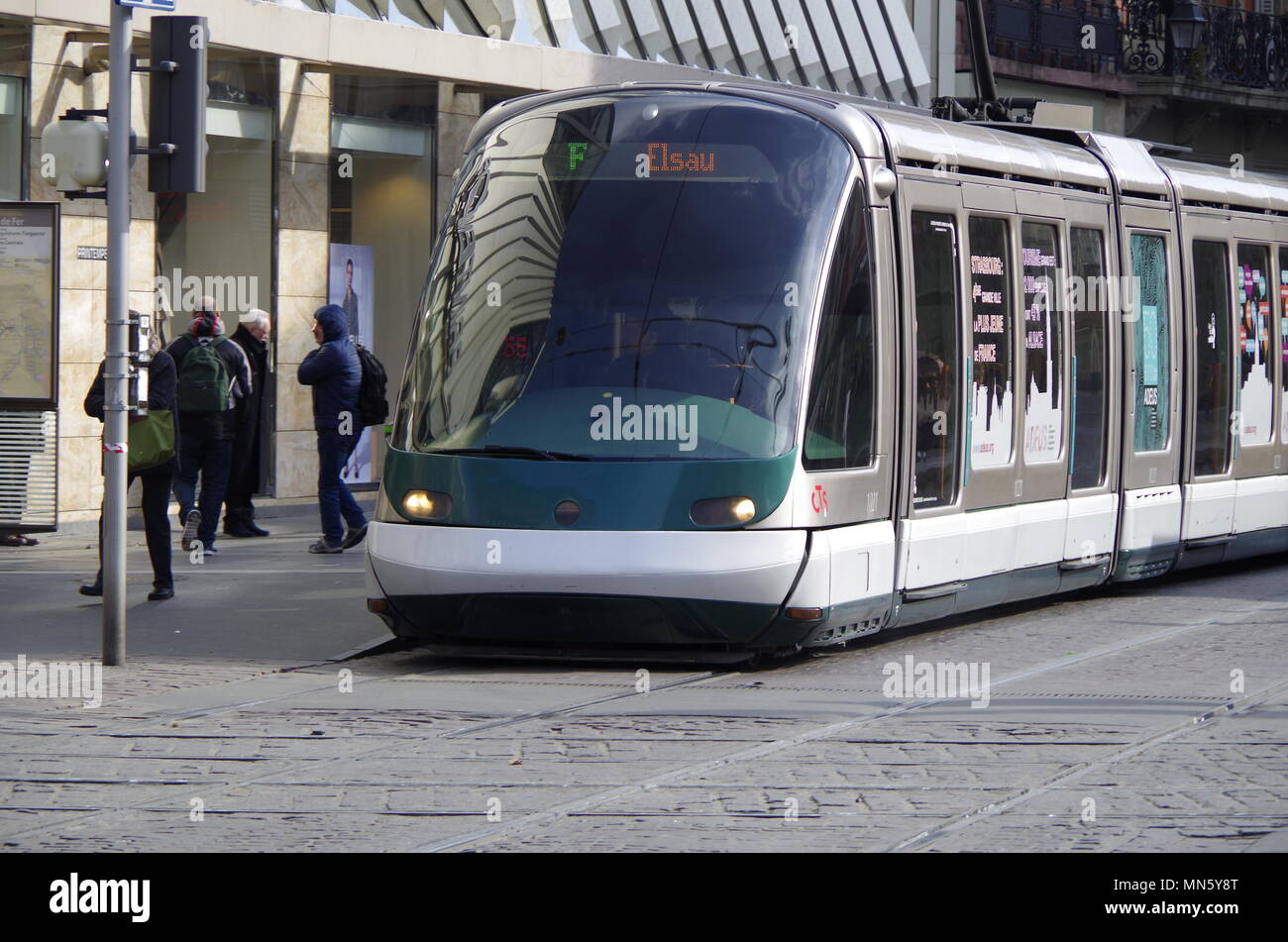 Un Eurotram Socini de la Compagnie des Transports Strasbourgeoise adjacent à la boutique Printemps dans le centre de Strasbourg. Banque D'Images