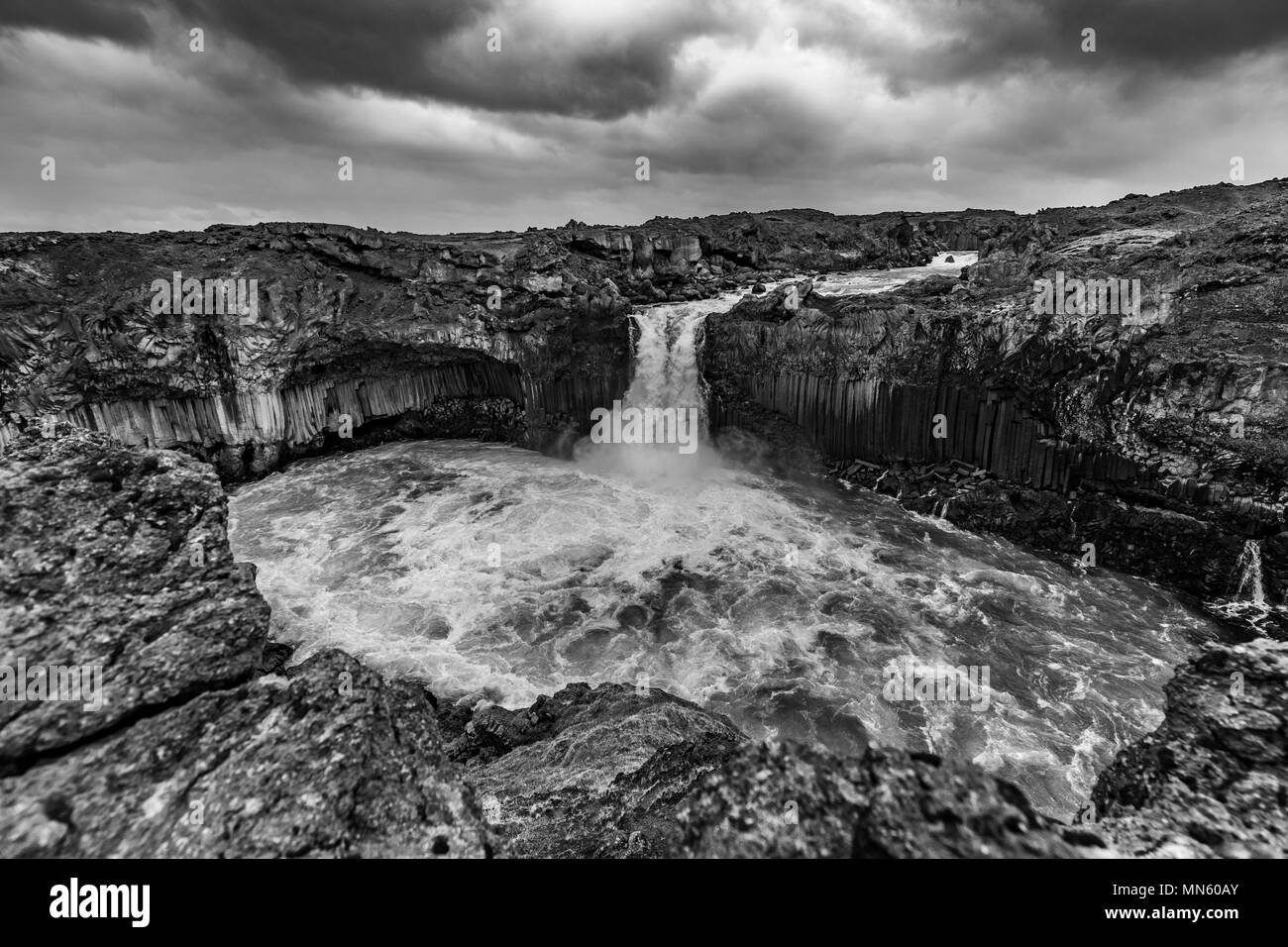 Chute d'Aldeyjarfoss dans les hautes terres d'Islande en noir et blanc Banque D'Images