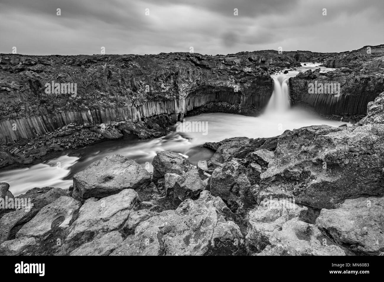 Chute d'Aldeyjarfoss dans les hautes terres d'Islande en noir et blanc Banque D'Images