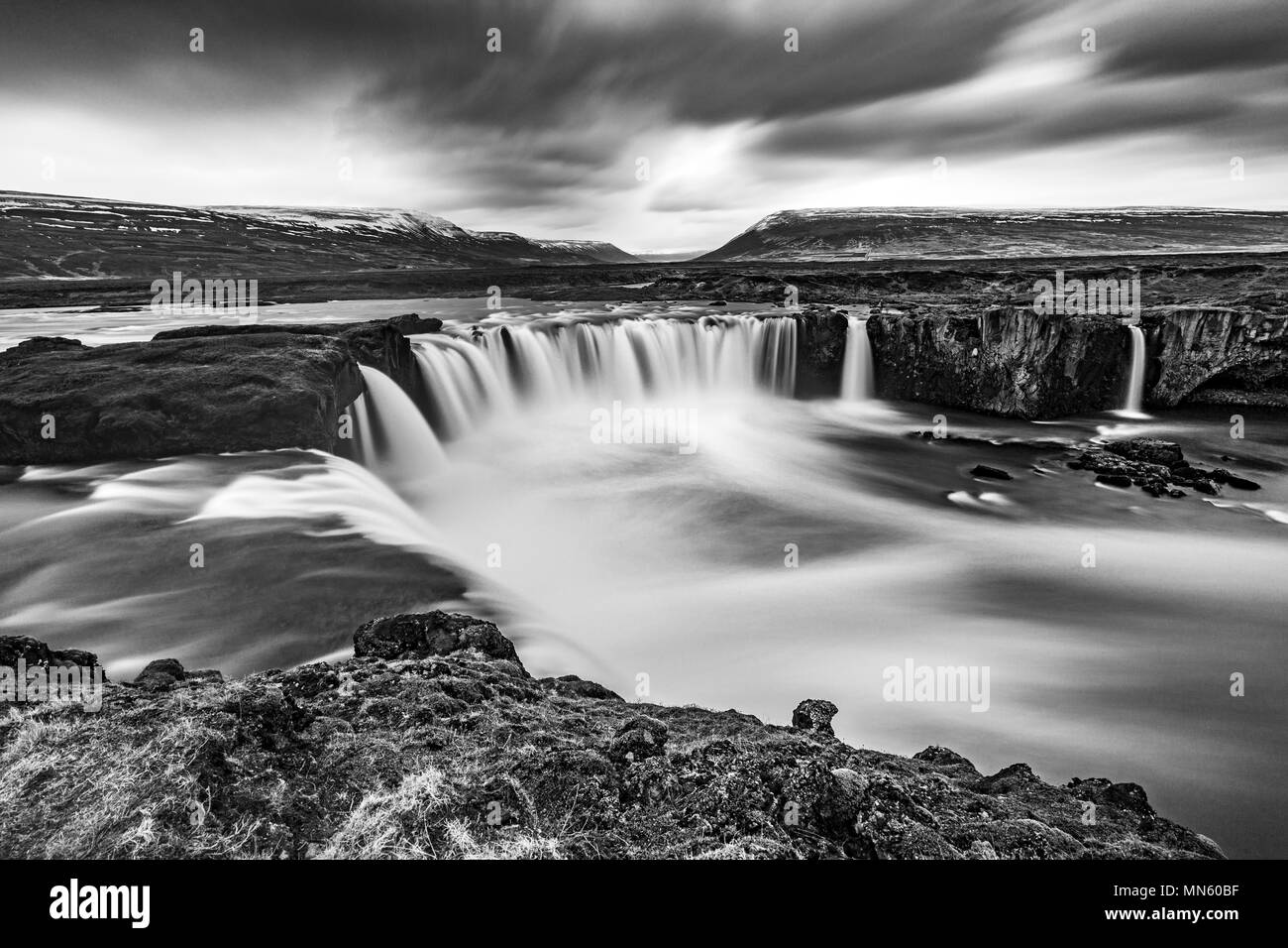 Cascade Godafoss en Islande en noir et blanc Banque D'Images
