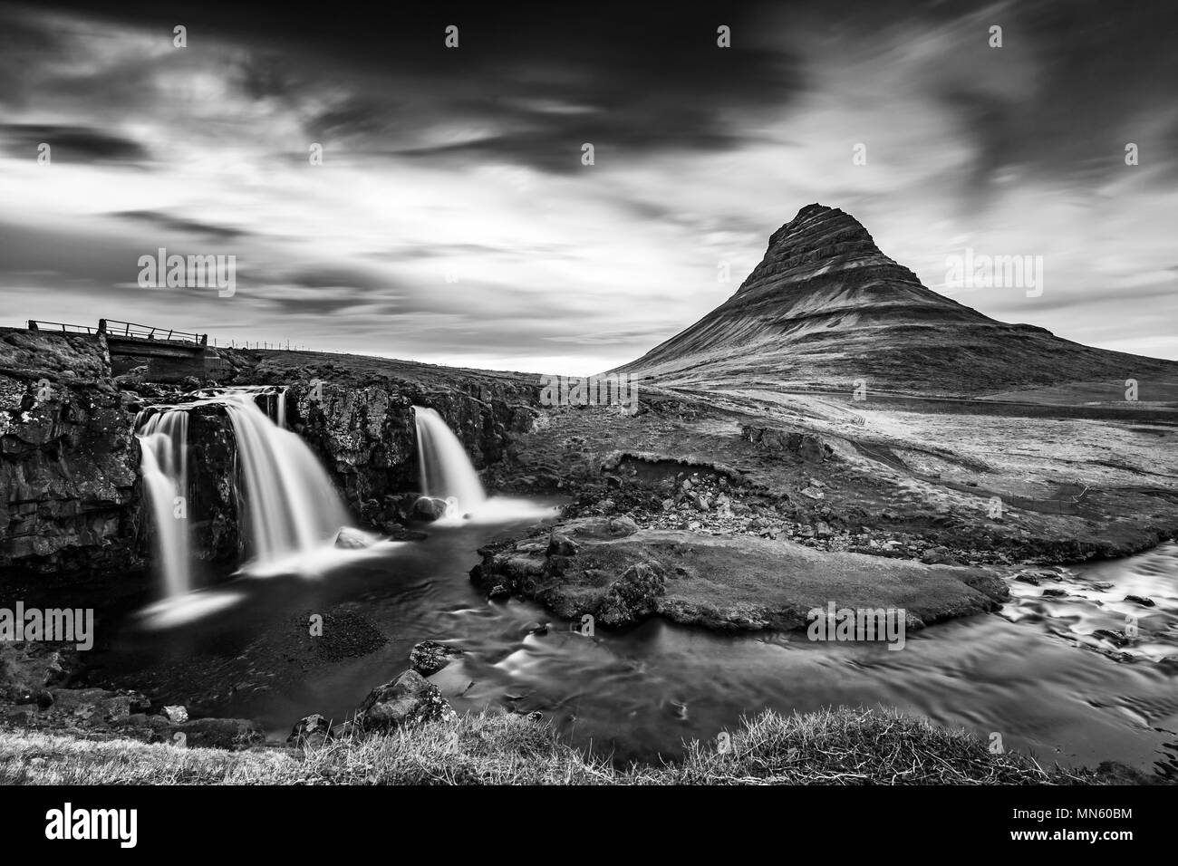 Kirkjufellsfoss avec cascade Kirkjufell mountain, de l'Islande en noir et blanc Banque D'Images