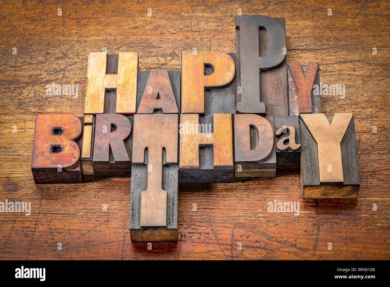 Joyeux Anniversaire Carte De Souhaits Dans La Typographie Vintage Type Bois Rustique Contre Weathered Wood Photo Stock Alamy Joyeux Anniversaire Carte De Souhaits Dans La Typographie Vintage Type Bois Rustique Contre Weathered Wood Photo Stock Alamy