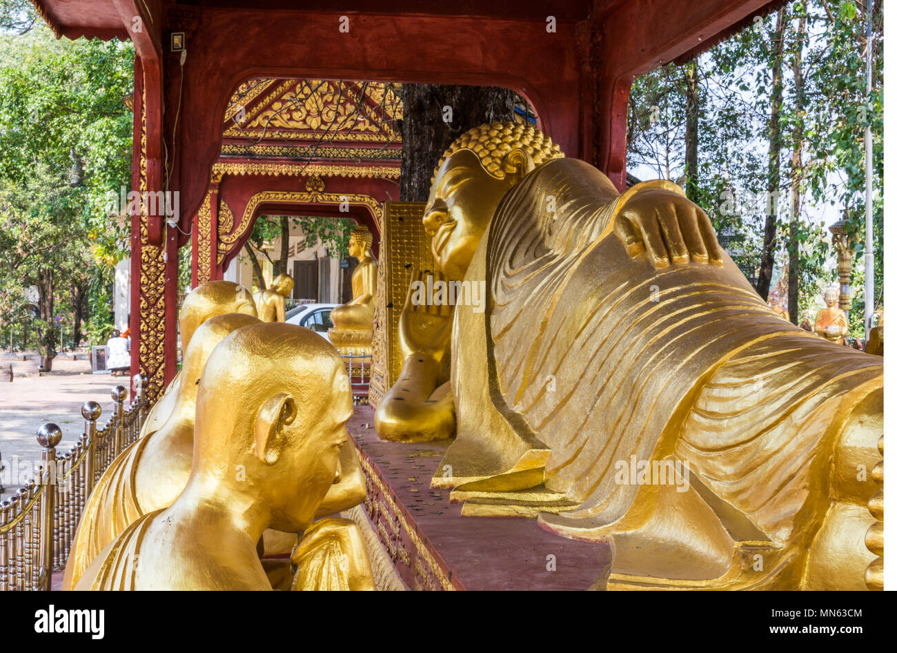 Close-up de bouddha couché et adorant les moines du temple Wat complexe lui temp kraom. Sihanokville Cambodge Banque D'Images