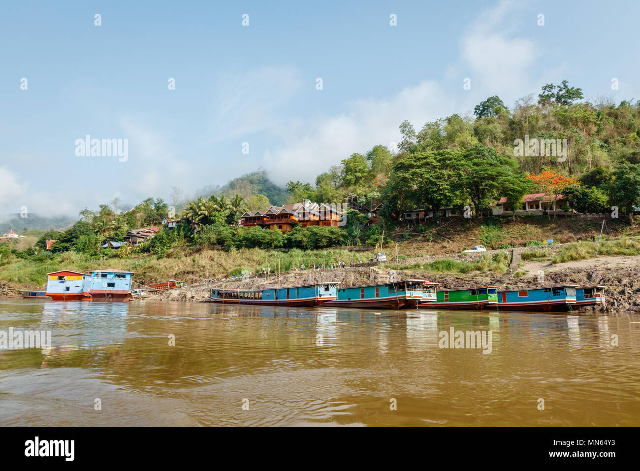 Bateaux lents sur le fleuve du Mékong près de Pakbeng ville dans le Nord du Laos. Banque D'Images