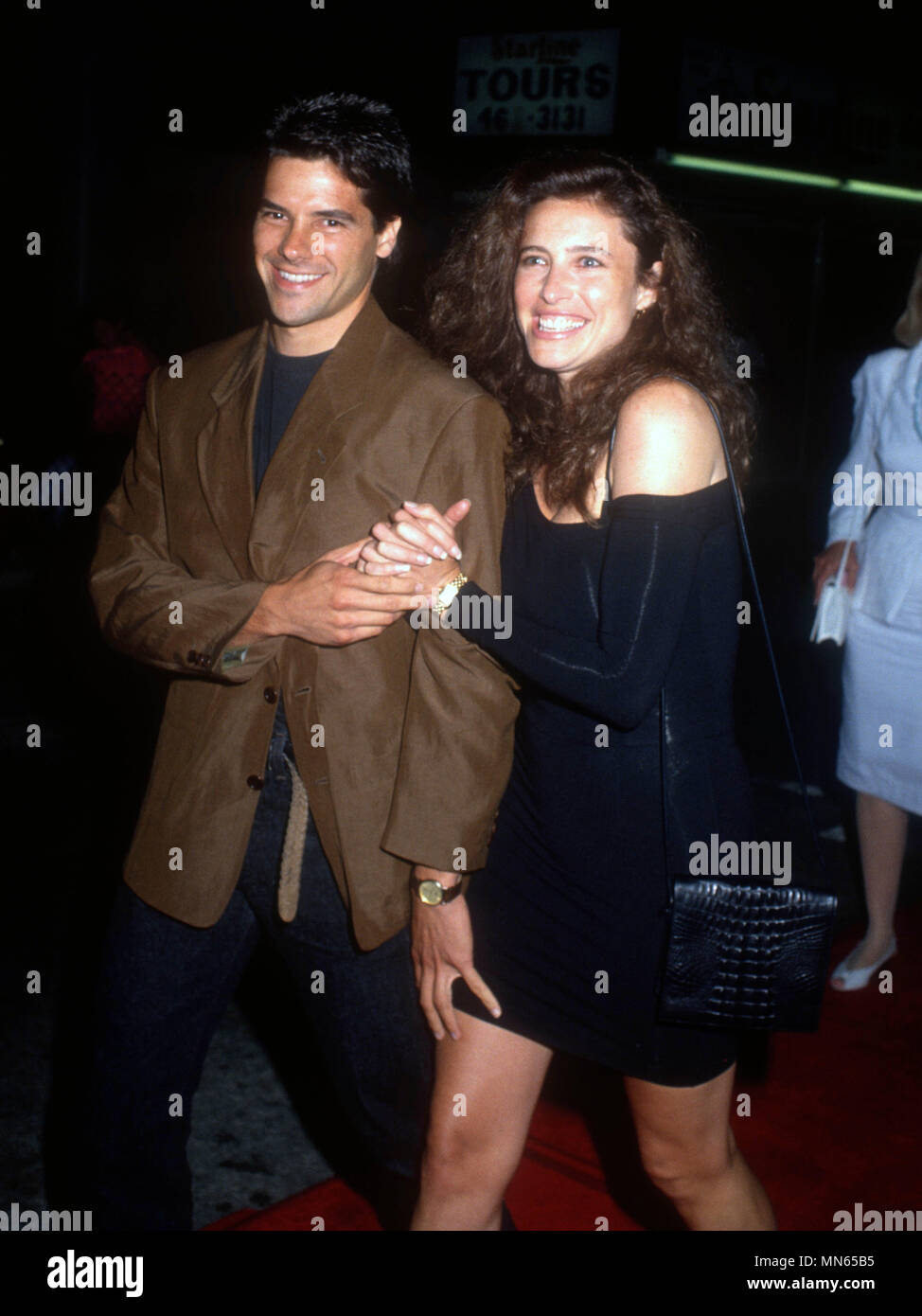 HOLLYWOOD, CA - 09 août : (L-R) producteur Chris Ciaffa et l'actrice Mimi Rogers assister à 'Air America' Hollywood Premiere le 9 août 1990 au Mann's Chinese Theatre à Hollywood, Californie. Photo de Barry King/Alamy Stock Photo Banque D'Images