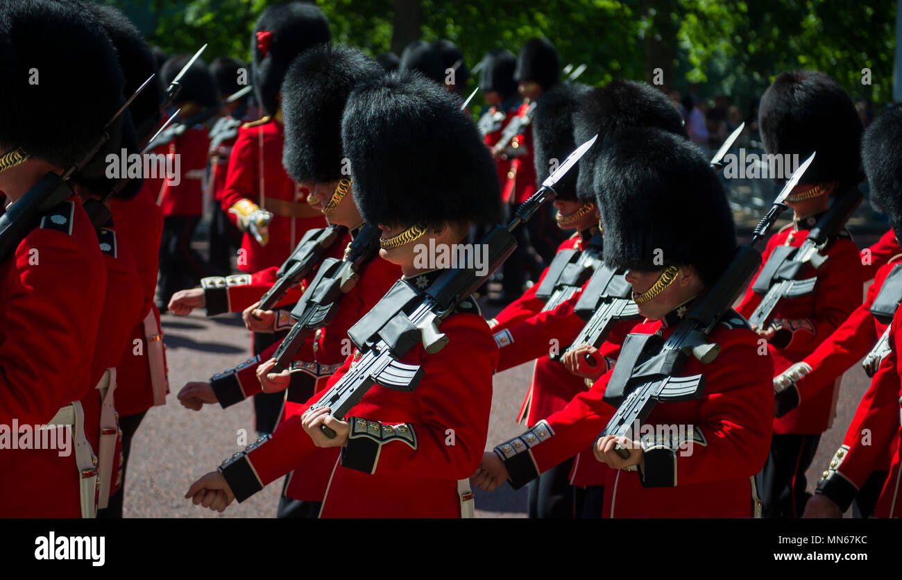 Londres - 17 juin 2017 : Queens guard dans les tuniques rouges et portent des chapeaux de fourrure busby marcher en formation sur le Mall dans une parade le défilé de couleur Banque D'Images