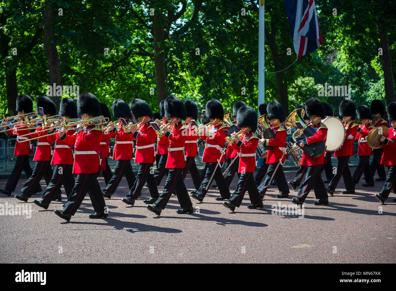 Londres - 17 juin 2017 : parades de militaires en formation sur le Mall dans un Royal Parade la couleur cérémonie en l'honneur de l'anniversaire de la Reine Banque D'Images