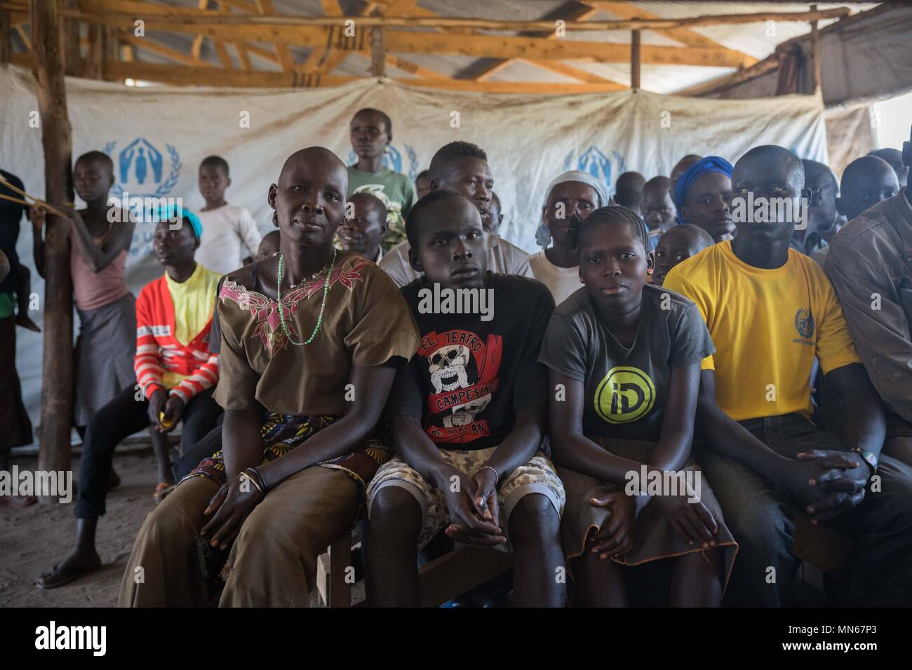 Réfugiés Soudanais du sud vu assis dans une zone d'attente où elles attendent d'être enregistrés par le HCR de devenir officiellement les réfugiés. Kuluba le centre d'accueil des réfugiés est l'un des nombreux centres d'accueil dans le nord de l'Ouganda spécialement construit pour gérer les centaines de milliers de réfugiés sud-soudanais afflux. Le centre d'accueil est où les réfugiés sont enregistrés par le HCR en tant que réfugiés officiellement et qu'ils sont rester ici pendant 24 à 48 heures avant d'être transférée à l'installation des réfugiés plus permanente. Banque D'Images