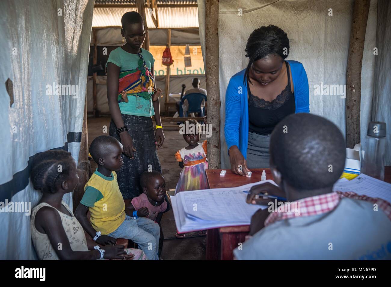 Une femme sud-soudanais ayant vu l'examen médical après avoir été enregistrés auprès du HCR. Kuluba le centre d'accueil des réfugiés est l'un des nombreux centres d'accueil dans le nord de l'Ouganda spécialement construit pour gérer les centaines de milliers de réfugiés sud-soudanais afflux. Le centre d'accueil est où les réfugiés sont enregistrés par le HCR en tant que réfugiés officiellement et qu'ils sont rester ici pendant 24 à 48 heures avant d'être transférée à l'installation des réfugiés plus permanente. Banque D'Images