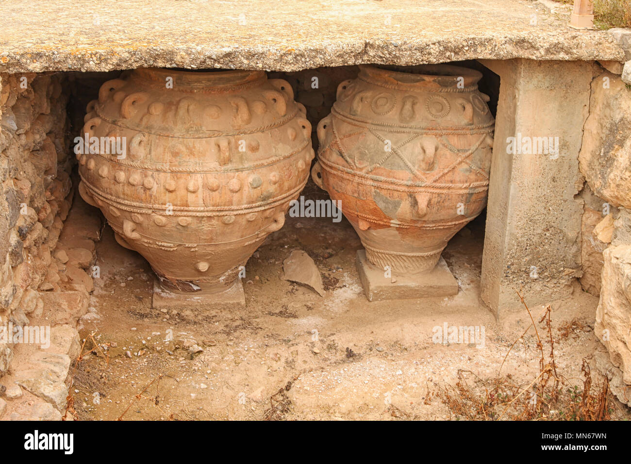 Deux énormes pots de Crète Minoenne, originale, ou pithoi, Phaistos à archarological site, où ils ont été trouvés. Ils sont autour de 3 500 ans. Banque D'Images