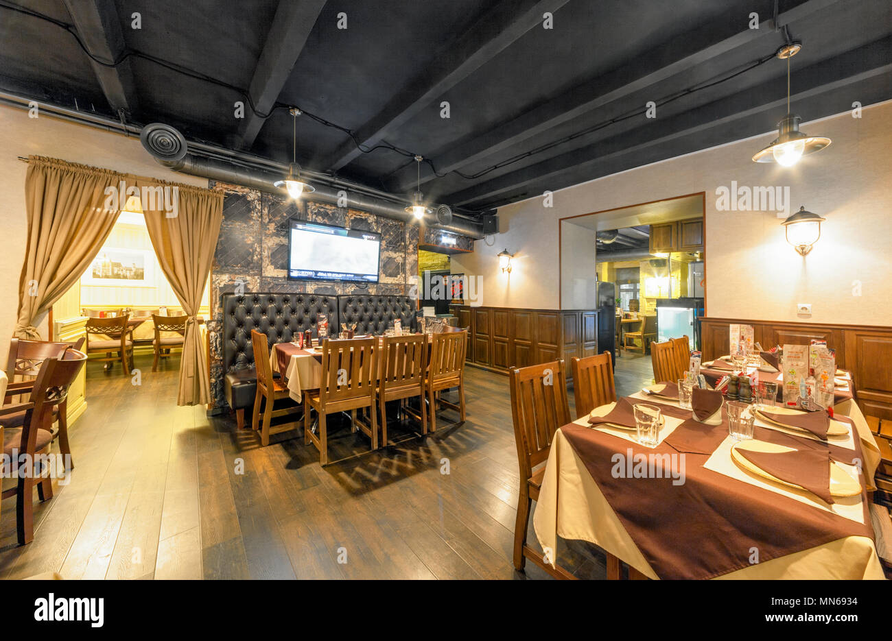 Moscou - AOÛT 2014 : l'intérieur de la 'HTIRBEERLITZ bar bière'. Bar hall avec des meubles en bois Banque D'Images