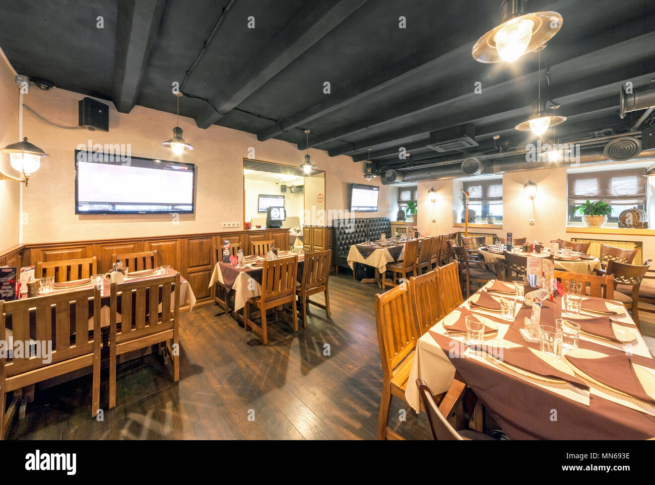 Moscou - AOÛT 2014 : l'intérieur de la 'HTIRBEERLITZ bar bière'. Bar hall avec des meubles en bois Banque D'Images