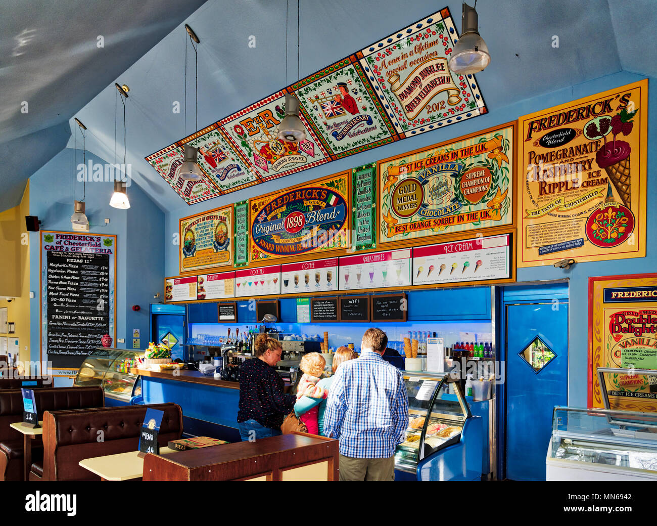 À l'intérieur de Frederick's de Chesterfield Cafe à Queens Park, Chesterfield, Derbyshire Banque D'Images