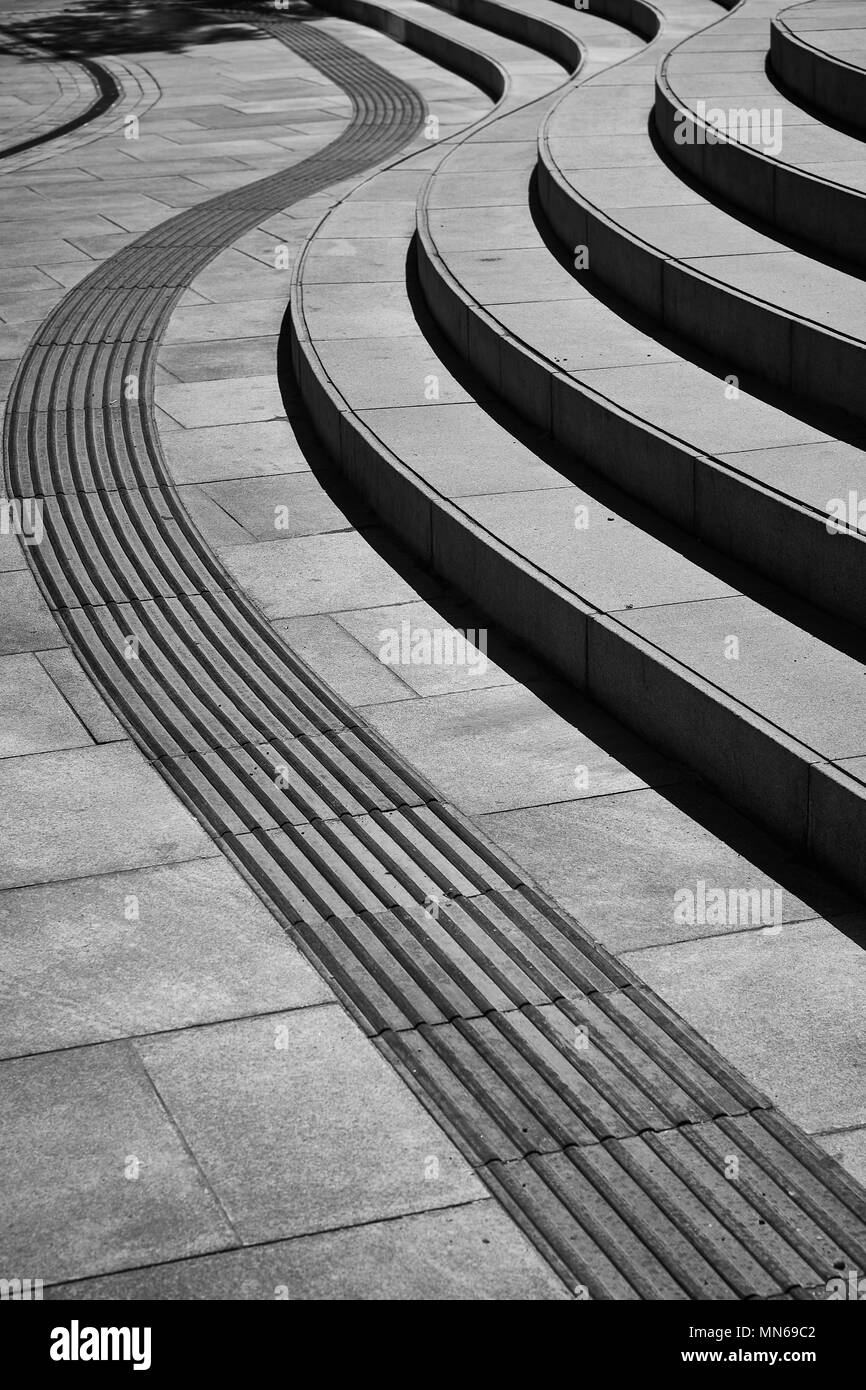 Étapes de l'architecture courbe menant à travers l'image de la chaussée Banque D'Images