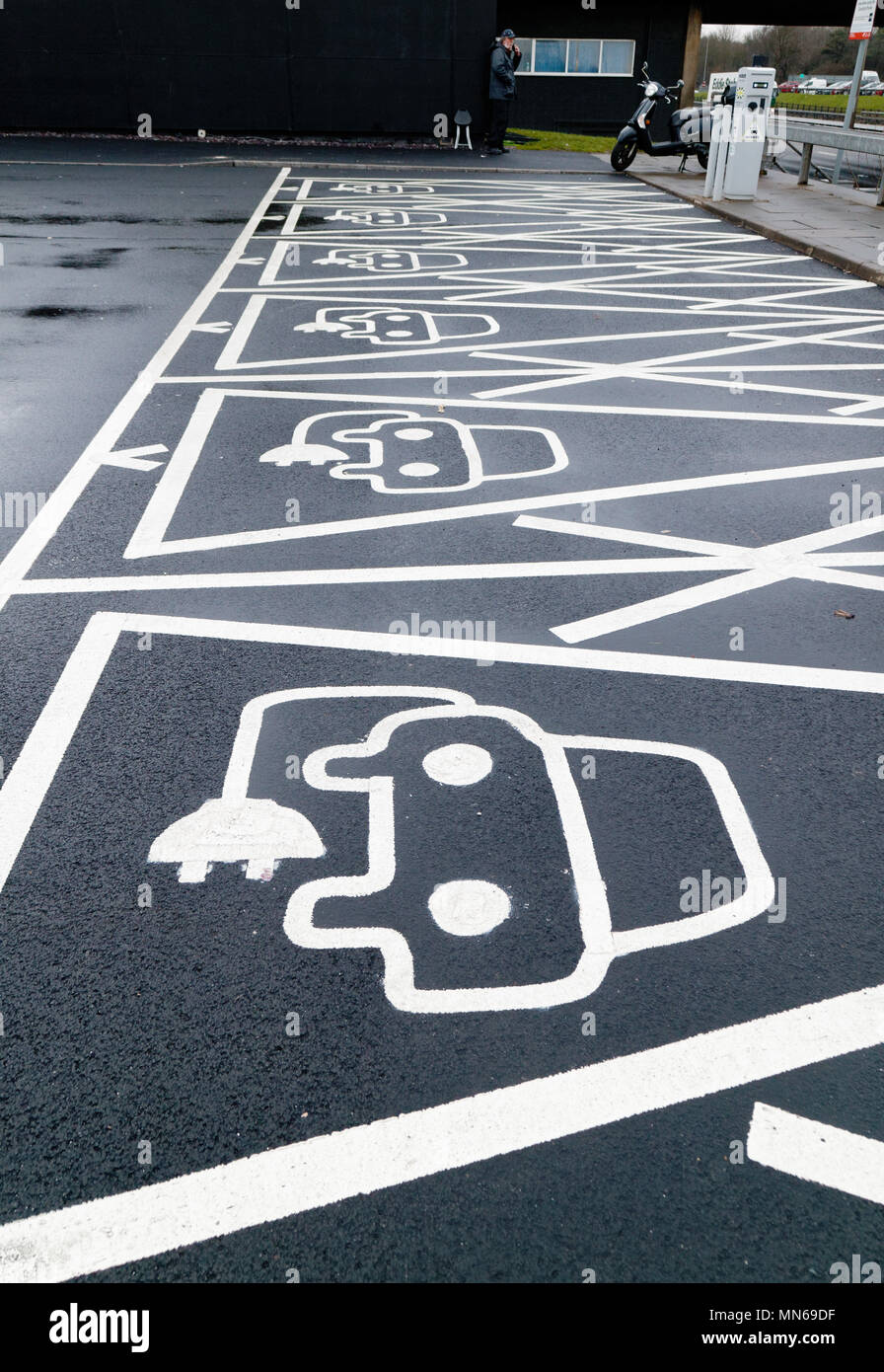 Fiche de véhicule électrique dans des endroits en une autoroute parking services en Angleterre Banque D'Images