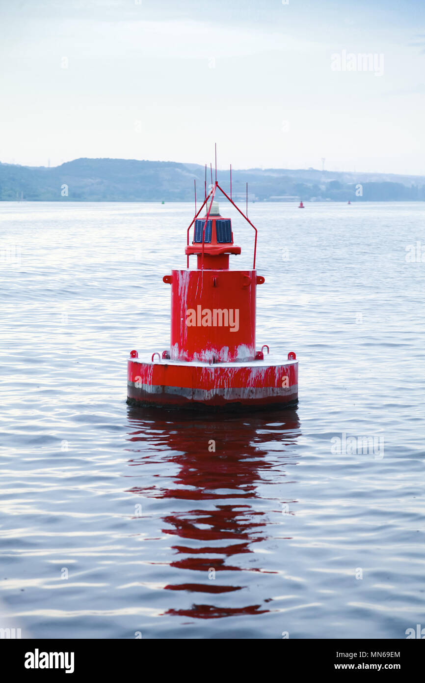 Bouée de navigation rouge flottant sur l'eau de mer. Varna, Bulgarie Banque D'Images