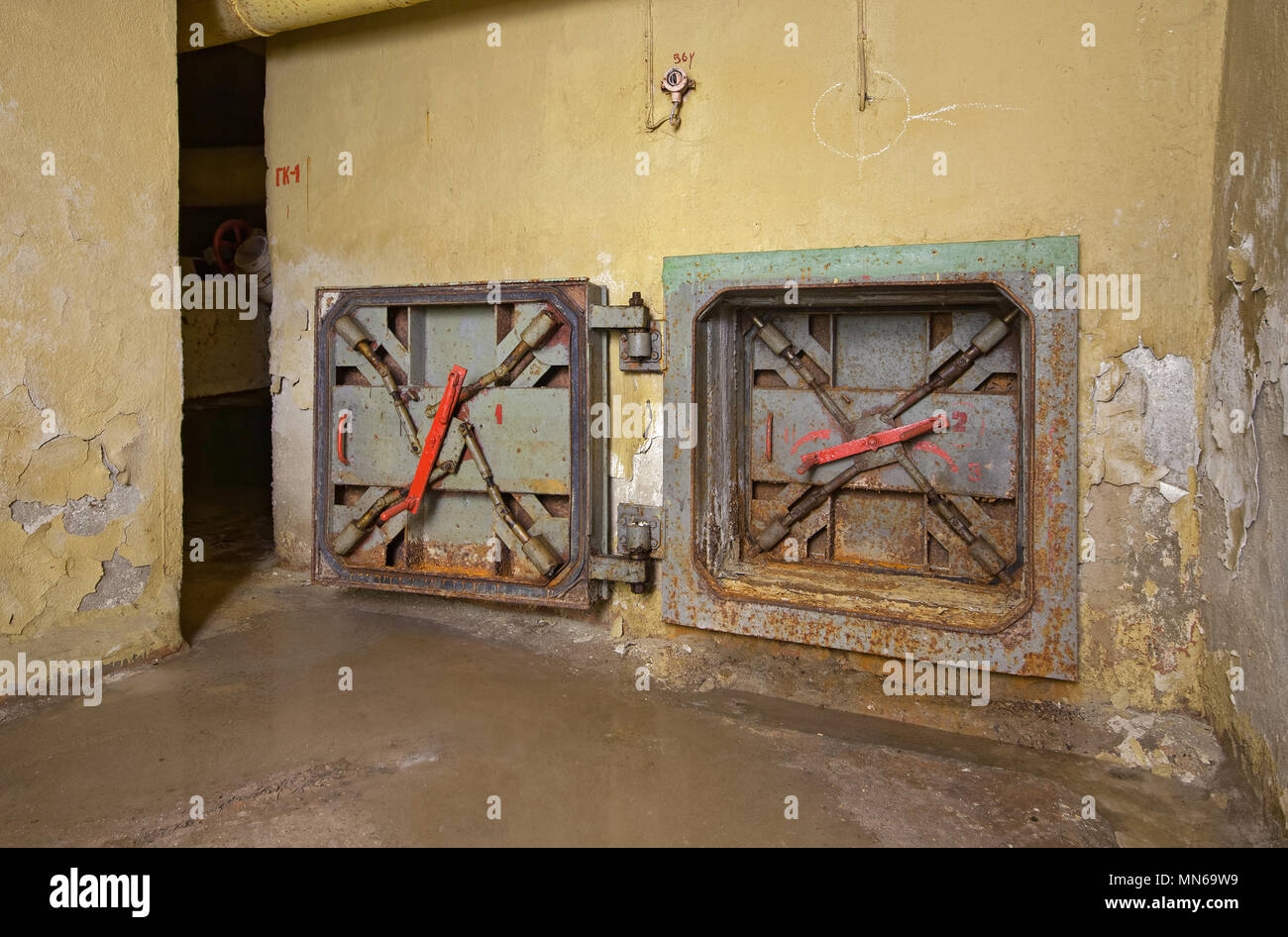 Sortie d'urgence d'écoutille rouillée le vieux souterrain refuge. Les portes étanches de protection avec mécanisme de verrouillage visible Banque D'Images