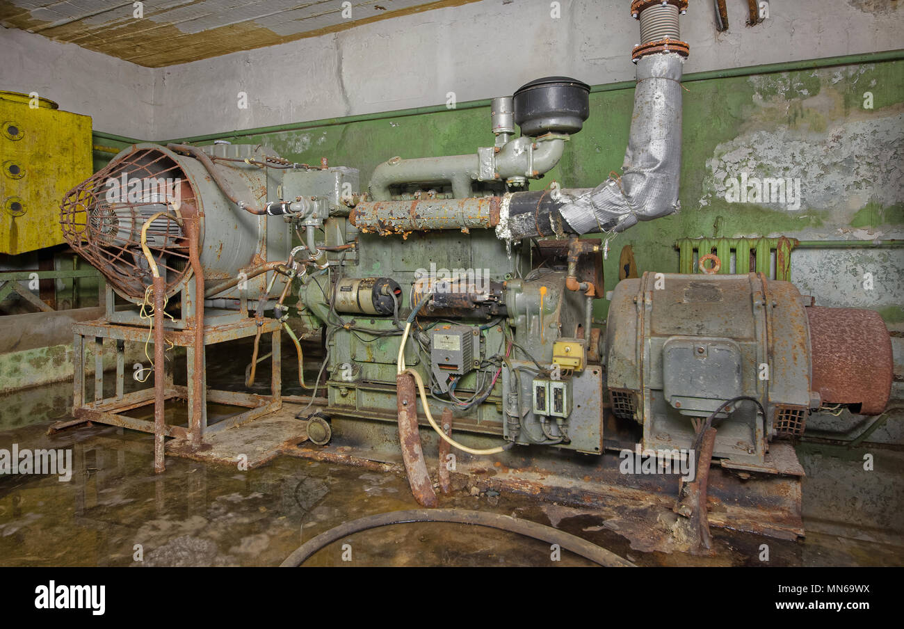 Un vieux, rouillé générateur diesel pour fournir l'électricité à un souterrain refuge en cas d'urgence. Banque D'Images