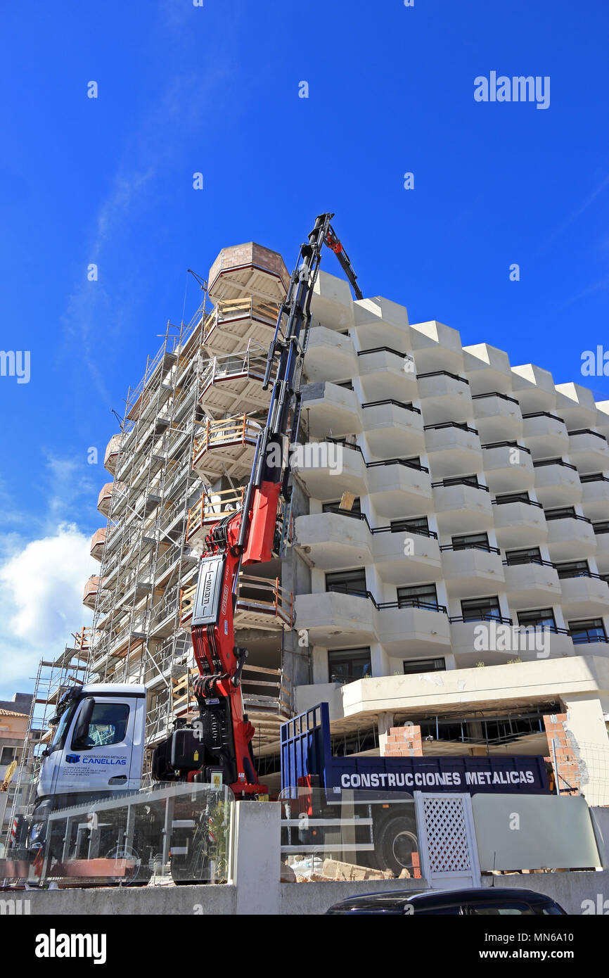 Grue mobile avec flechette prolongée sur le site de construction de l'hôtel, Cala Millor, Majorque Banque D'Images