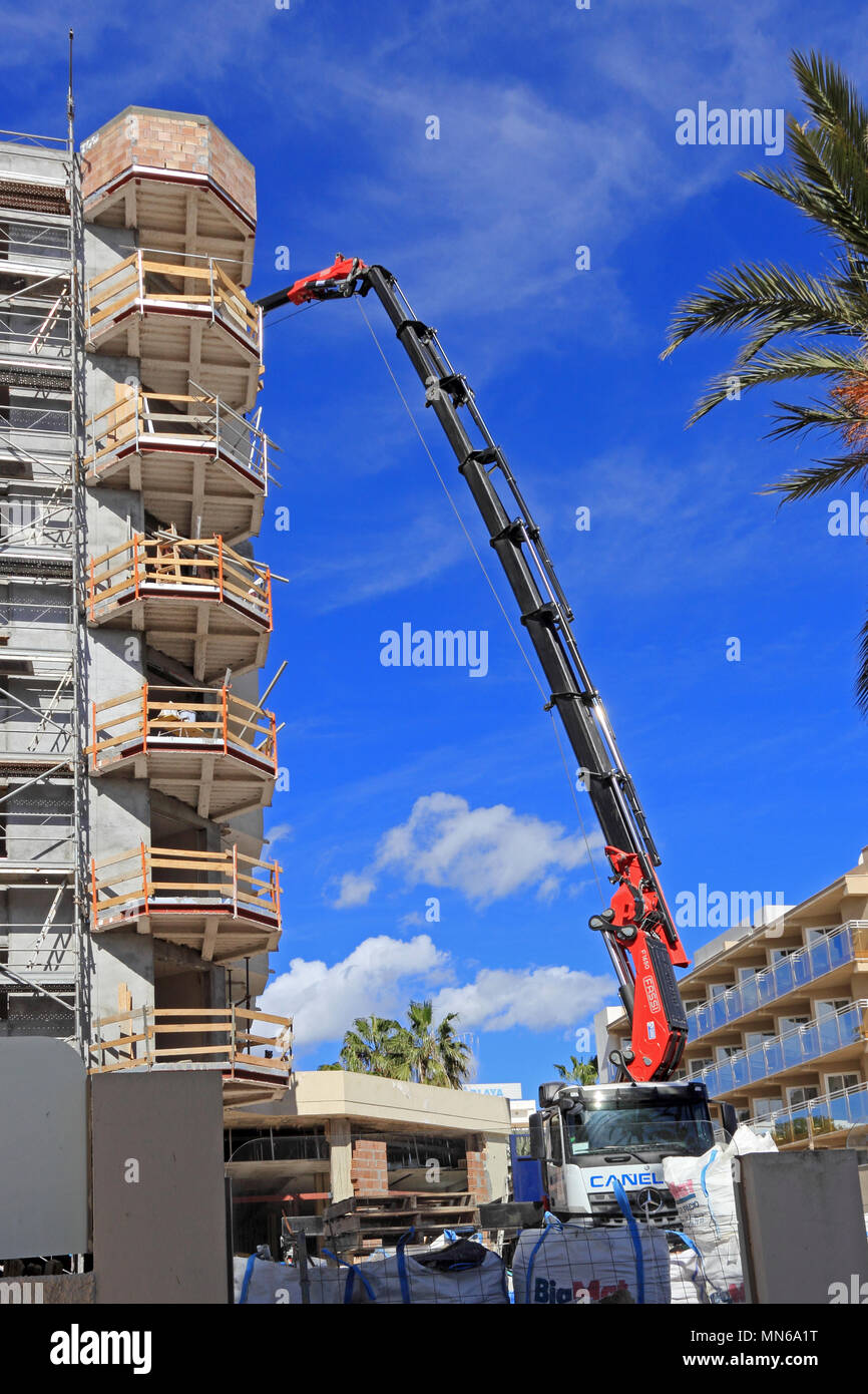 Grue mobile avec flechette prolongée sur le site de construction de l'hôtel, Cala Millor, Majorque Banque D'Images