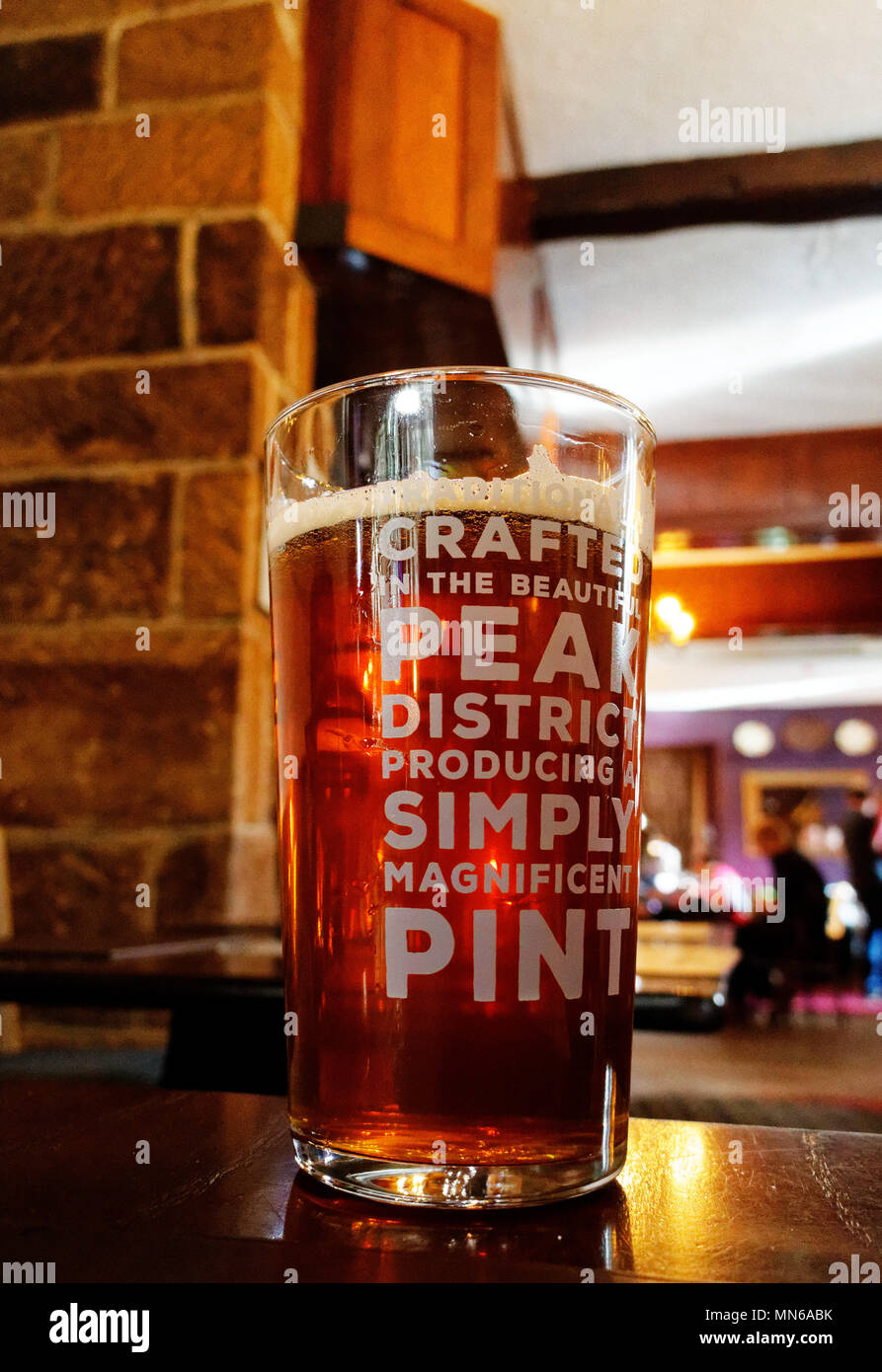 Une pinte de bière sur une table. Le pub est le Peacock Inn de Bakewell et la bière est brassée localement. Banque D'Images