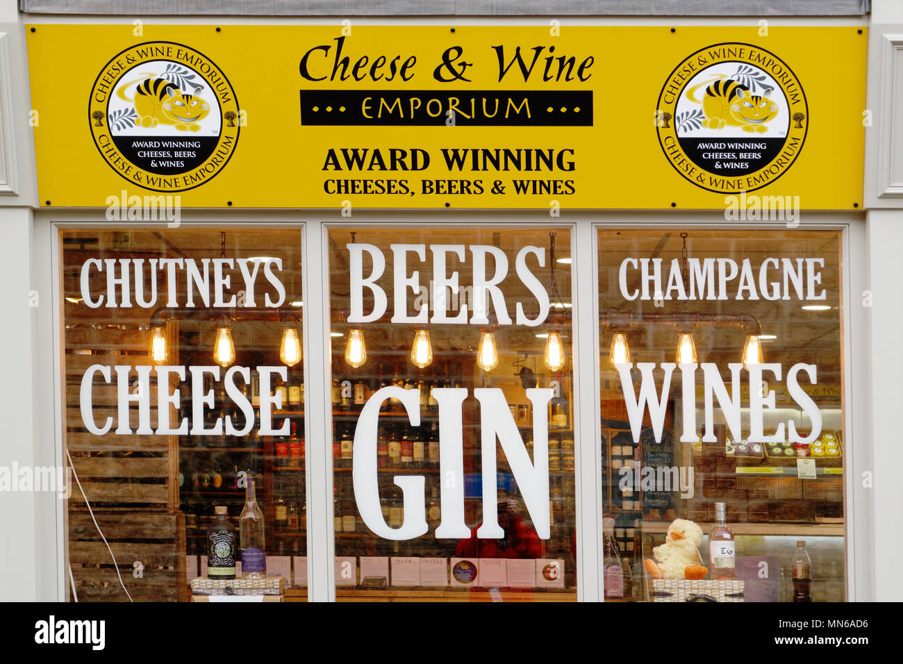 Vin et fromage de Bakewell Emporium, Peak District, Angleterre Banque D'Images