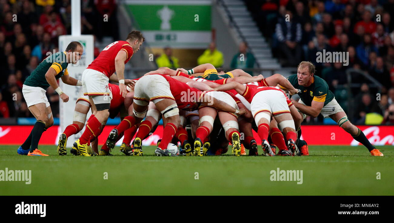 Schalk Burger a l'air de briser dans la mêlée de l'Afrique du Sud au cours de l'IRB RWC 2015 match de quart de finale entre le Pays de Galles v RSA Afrique du Sud au stade de Twickenham. Londres, Angleterre. 17 Octobre 2015 Banque D'Images