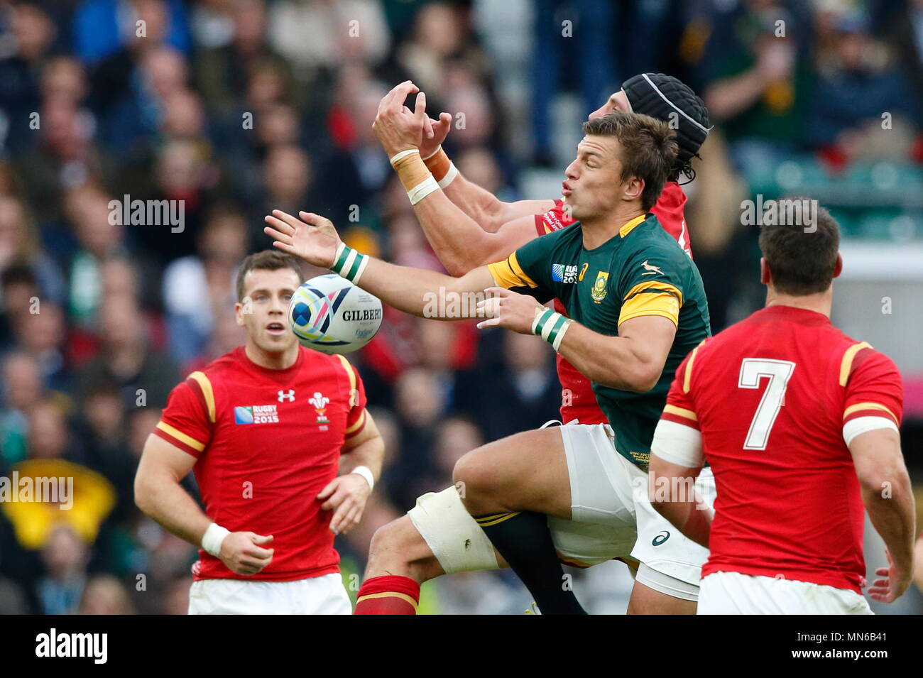 Luke Charteris rivalise avec Handre Pollard au cours de l'IRB RWC 2015 match de quart de finale entre le Pays de Galles v RSA Afrique du Sud au stade de Twickenham. Londres, Angleterre. 17 Octobre 2015 Banque D'Images