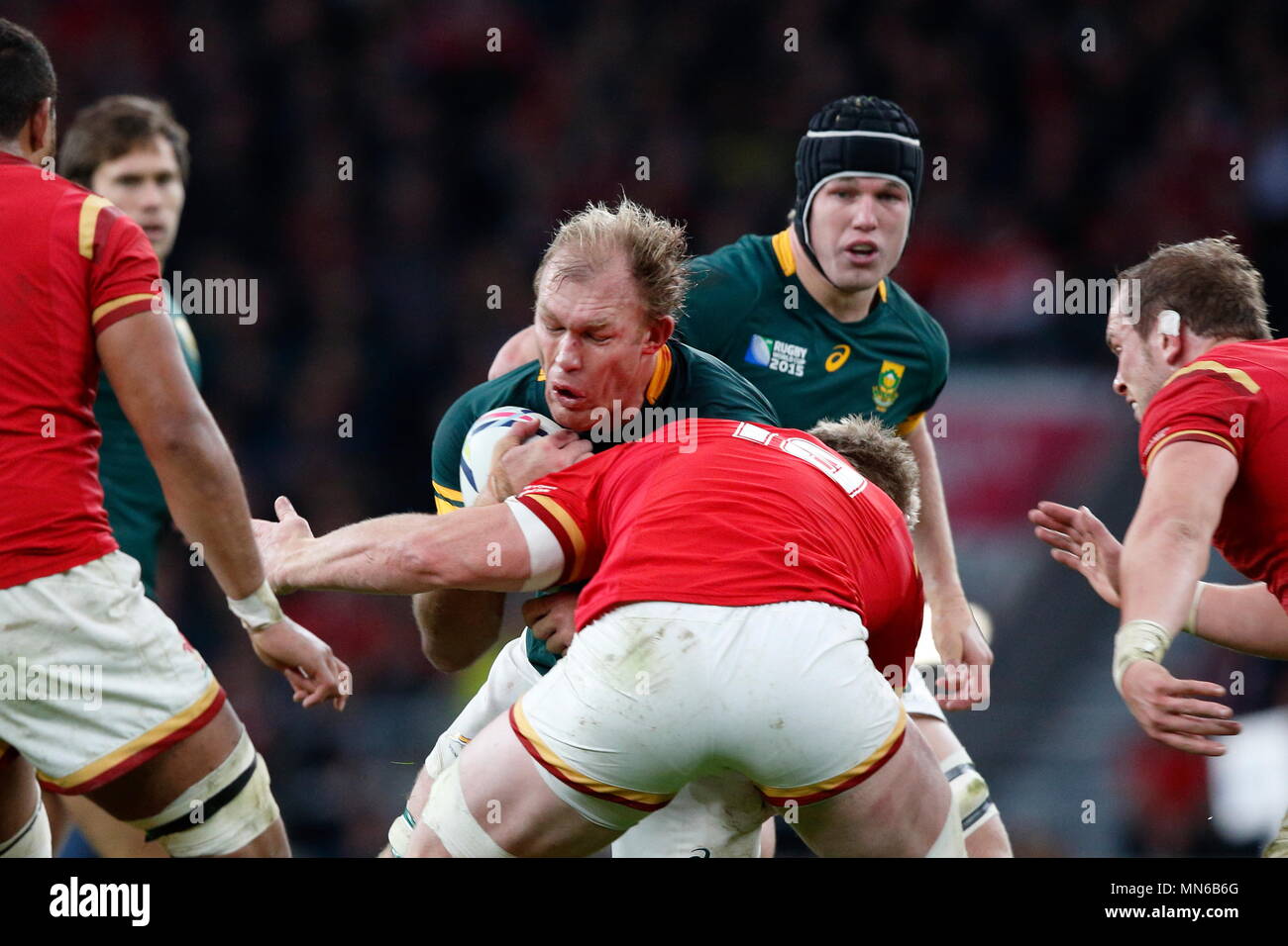 Schalk Burger sent l'attaquer durant l'IRB RWC 2015 match de quart de finale entre le Pays de Galles v RSA Afrique du Sud au stade de Twickenham. Londres, Angleterre. 17 Octobre 2015 Banque D'Images