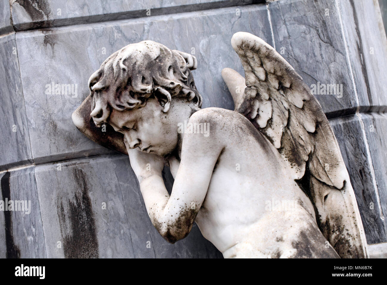 Statue d'un ange endormi au cimetière de la Recoleta de Buenos Aires, Argentine. Banque D'Images