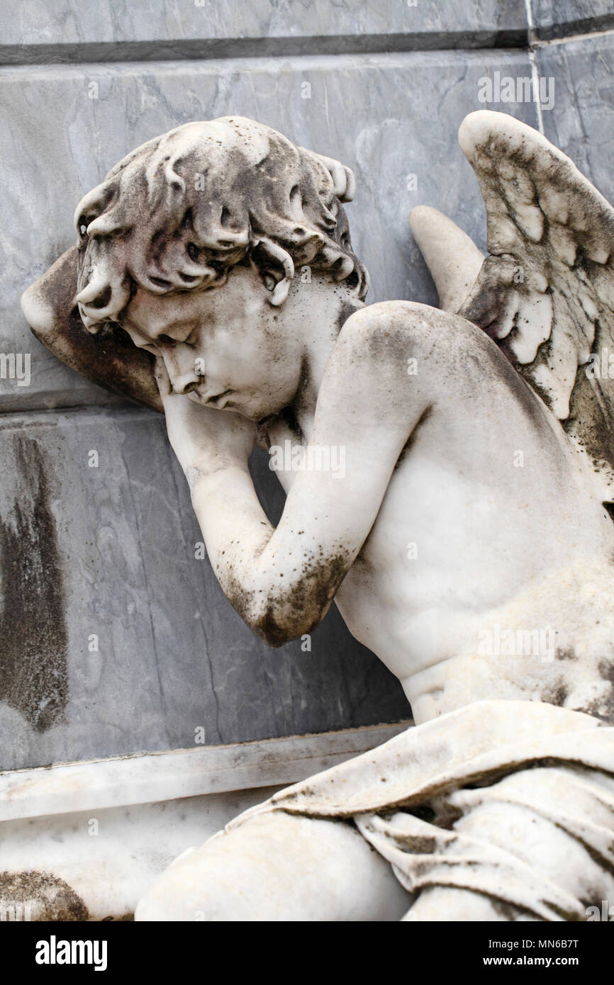 Statue d'un ange endormi au cimetière de la Recoleta de Buenos Aires, Argentine. Banque D'Images