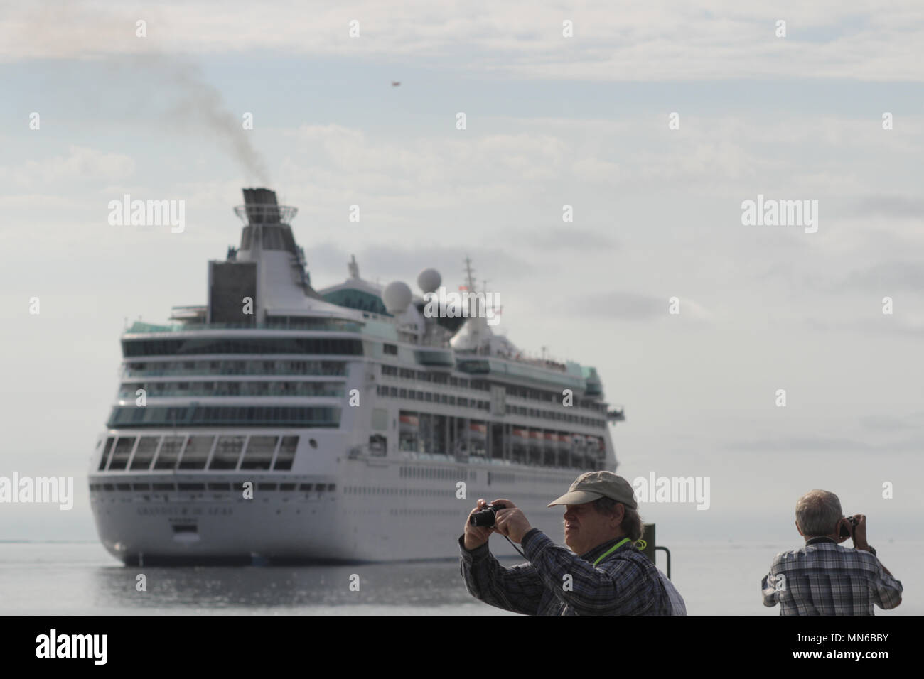 Un bateau de croisière prêt à amarrer dans le port touristique animé de Halifax, en Nouvelle-Écosse. Banque D'Images