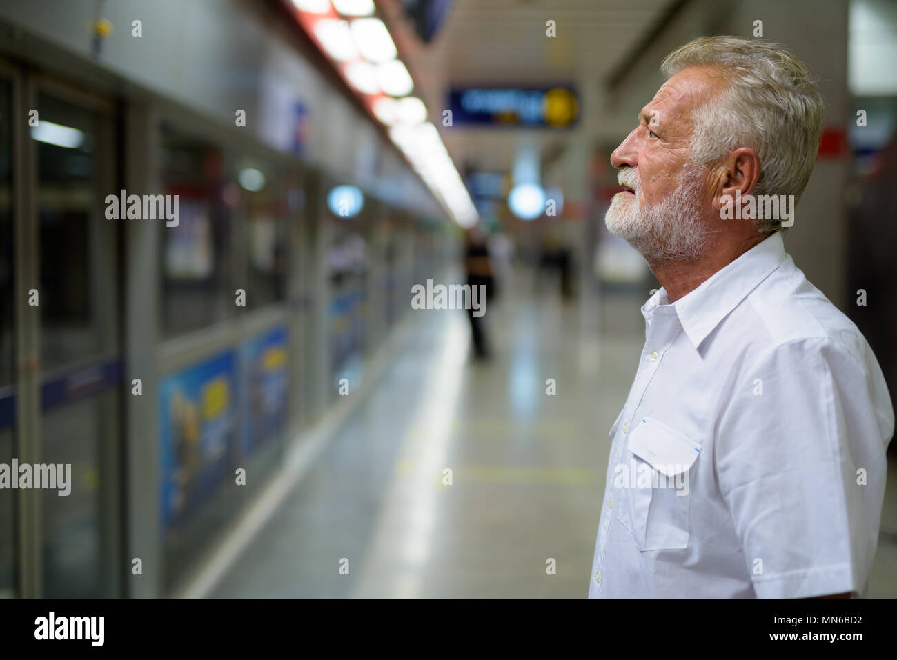 Handsome senior homme tourisme dans le métro gare Banque D'Images