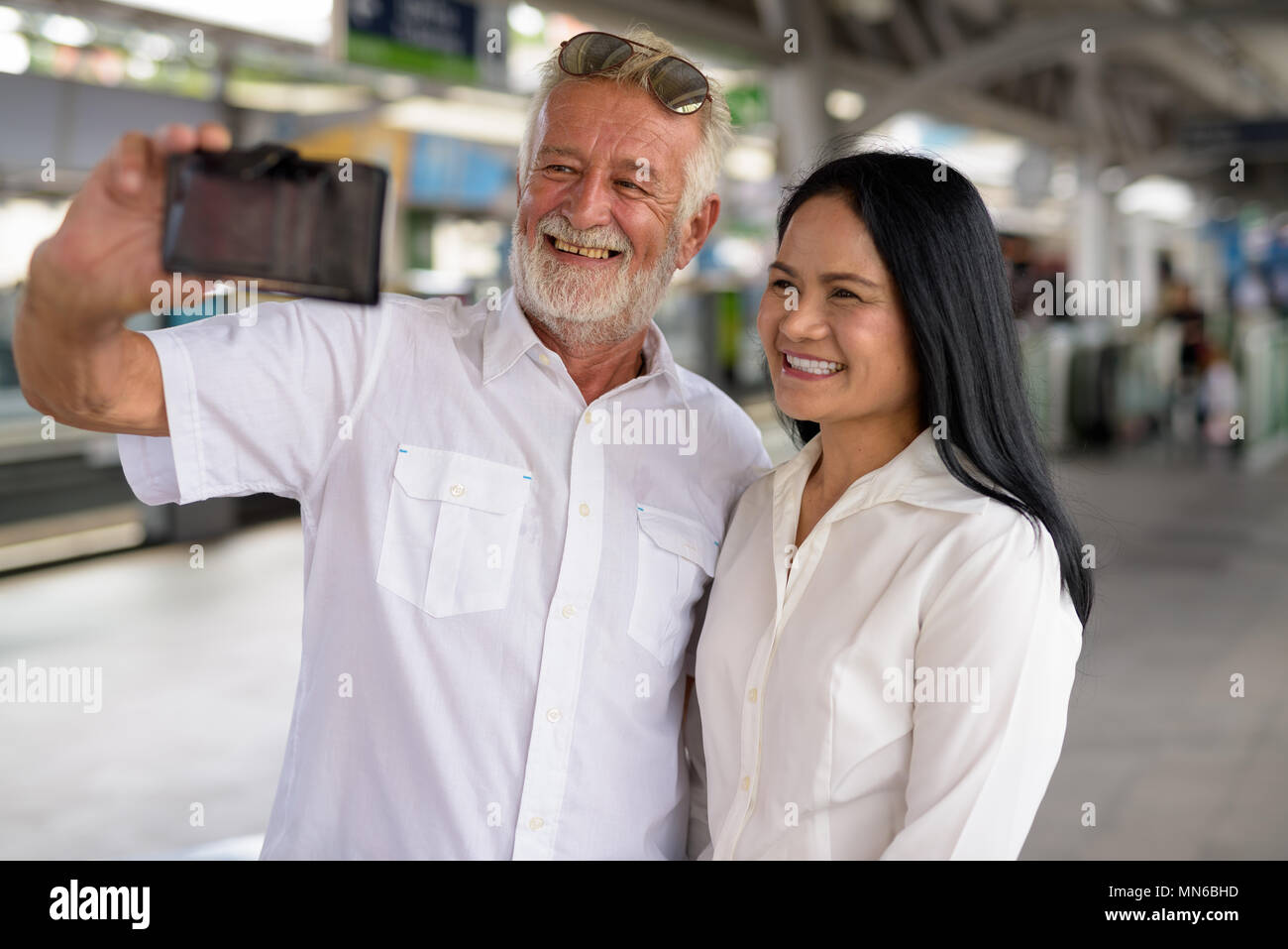 Multi-ethnic couple mature et heureux dans l'amour tout en explorant les Banque D'Images