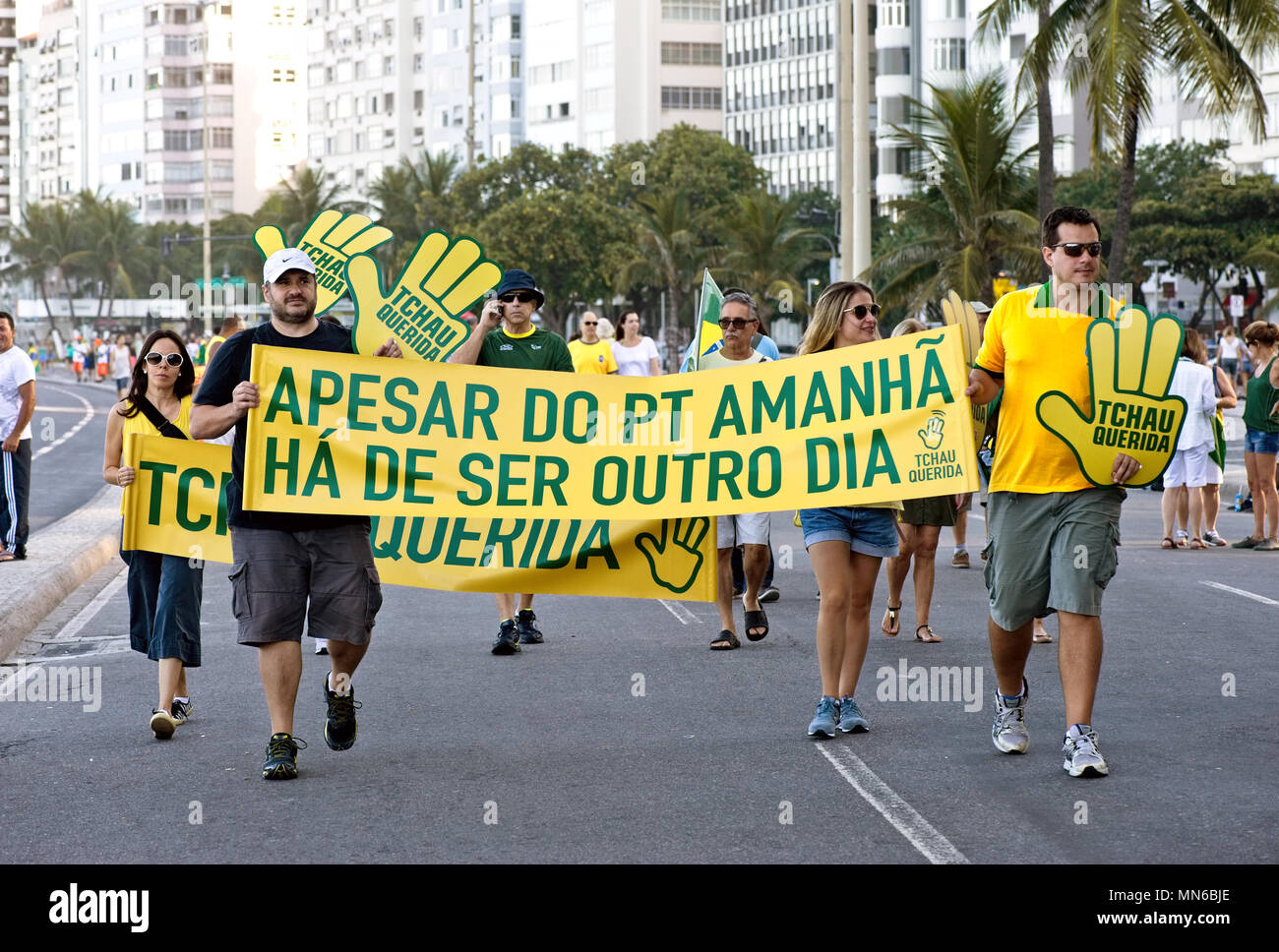 Copacabana, Rio de Janeiro - le 17 avril 2016 : manifestants protester contre le Parti des travailleurs du Brésil et le gouvernement de la présidente dilma rousseff Banque D'Images