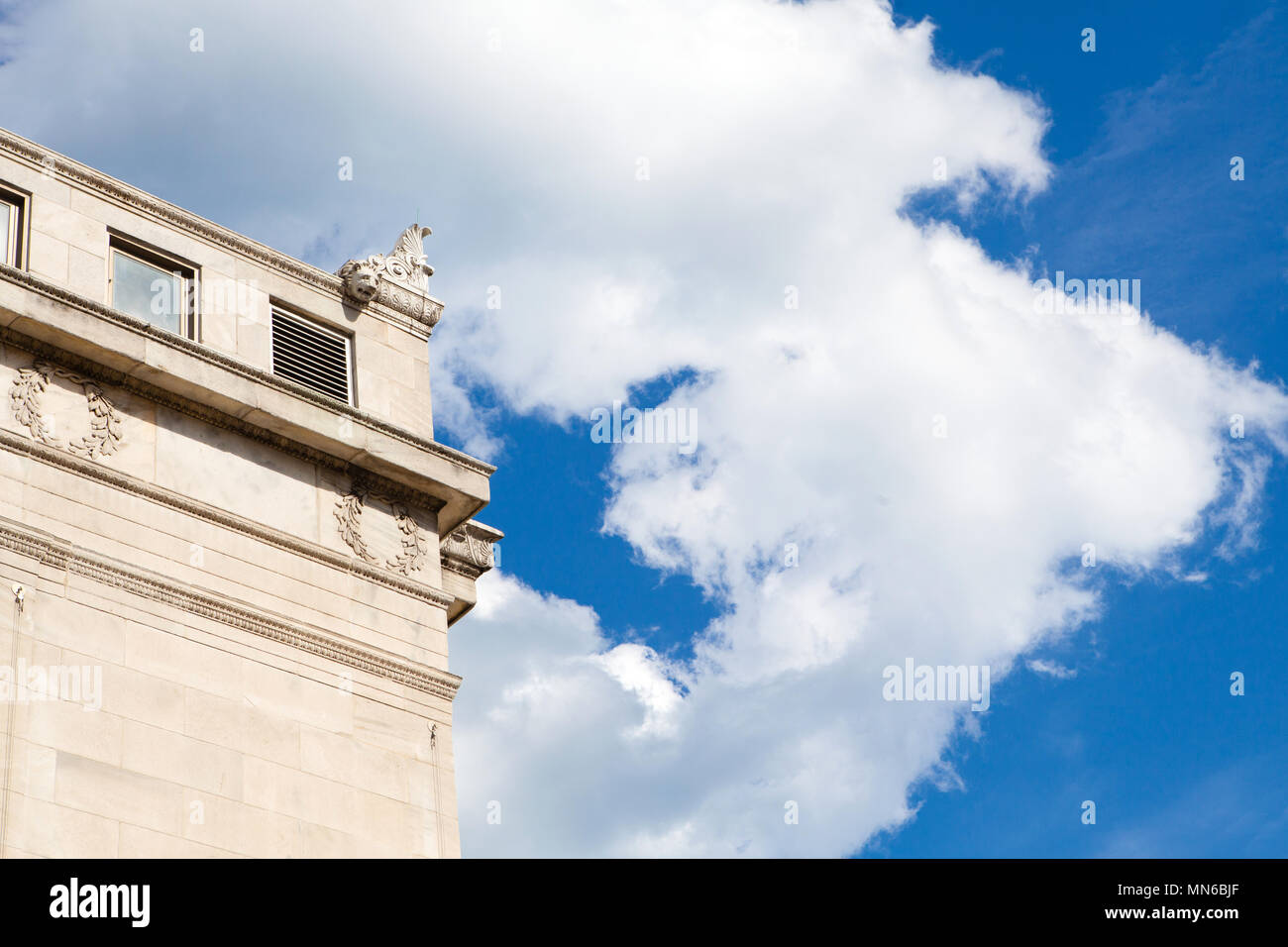 Détail d'un angle de la Field Museum, Chicago, Illinois sur un jour nuageux ciel bleu Banque D'Images