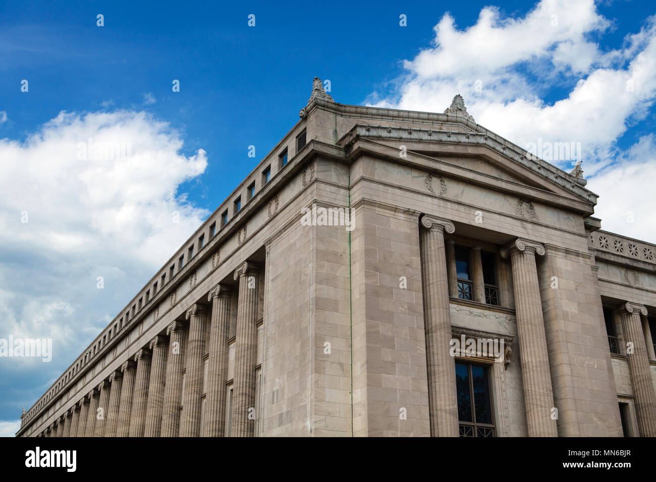 Détail d'un angle de la Field Museum, Chicago, Illinois sur un jour nuageux ciel bleu Banque D'Images