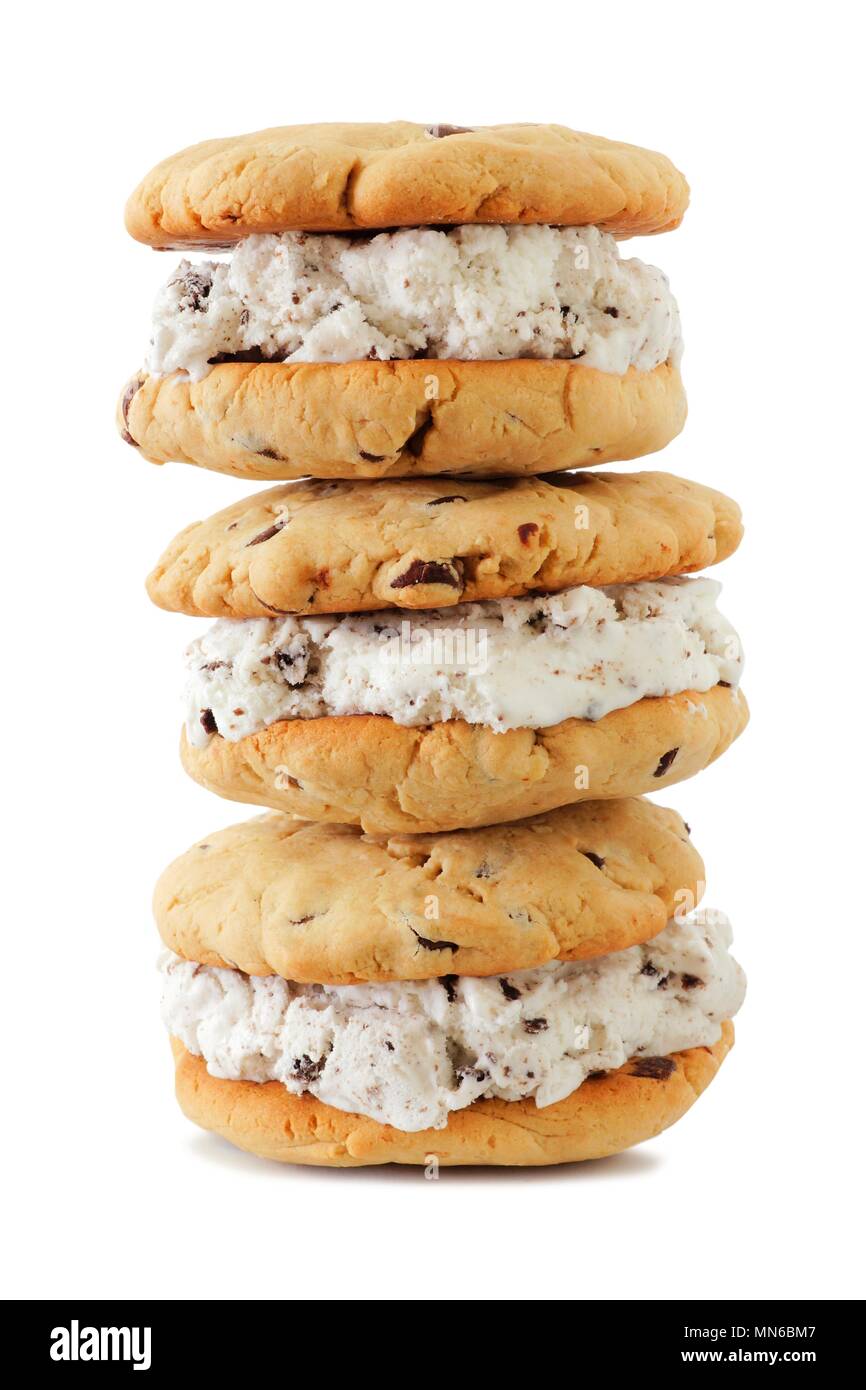 Pile de sandwiches à la crème glacée avec des biscuits maison isolé sur fond blanc Banque D'Images